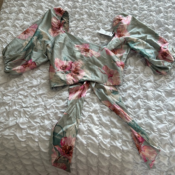 Express satin floral tie back puff sleeve crop top - Picture 3 of 6